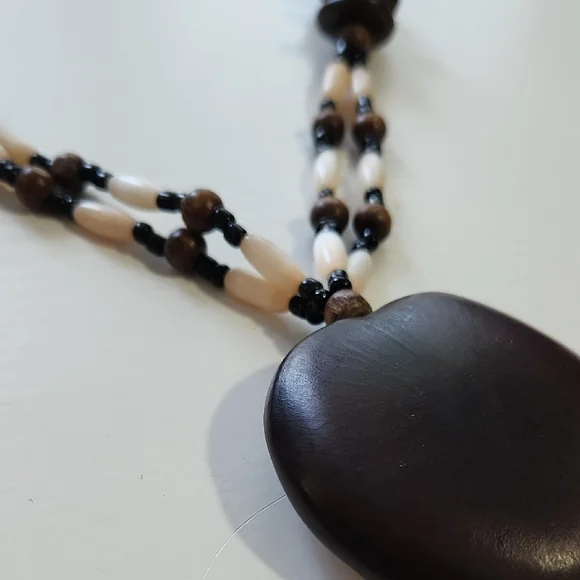 Sophisticated African Tribal Black and Cream Necklace with Beaded Elegance - Picture 2 of 2